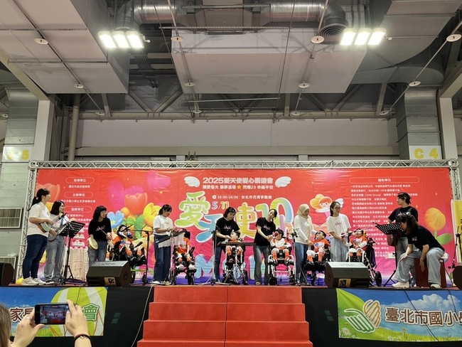 北市愛天使園遊會 特教生打節拍演奏向母親致謝 | 華視新聞