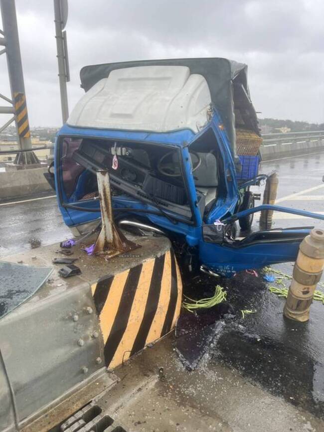 小貨車雨天撞台61線安全島 駕駛大腿骨折稱恍神 | 華視新聞