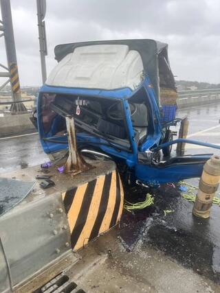 小貨車雨天撞台61線安全島 駕駛大腿骨折稱恍神