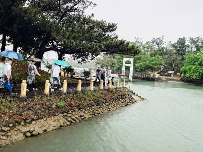踏勘澄清湖步道 陳其邁：行人優先打造低碳樂活園區 | 華視新聞