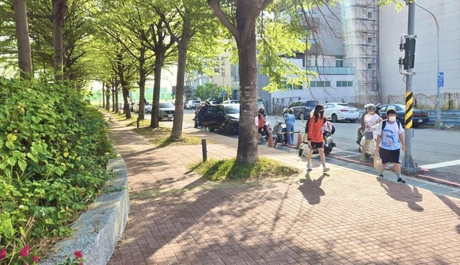 高市文府國中通學步道完工 學生行走更安全 | 華視新聞
