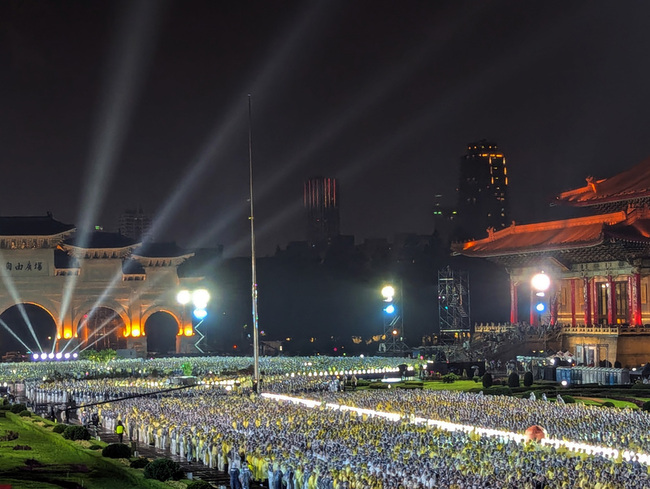 浴佛節、母親節及慈濟日三節合一 大雨中萬人祈福 | 華視新聞