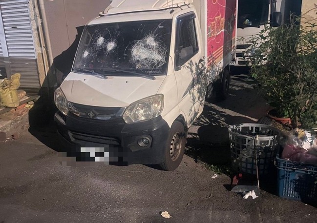 屏東2人廟會起糾紛 1男涉揪人持球棒砸門窗汽車 | 華視新聞