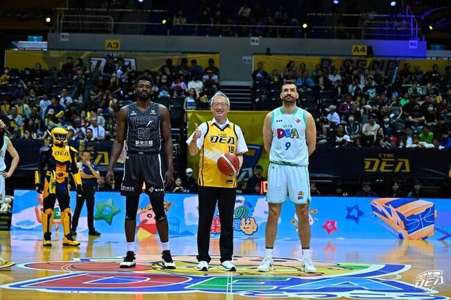 首次為職籃開球 吳志中笑稱：難得比別人矮 | 華視新聞