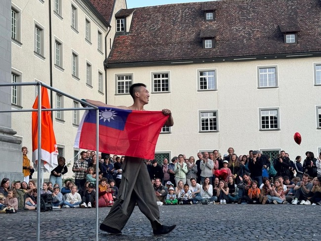 火舞表演者郭建宏勇闖天涯  瑞士東部古城獻藝 | 華視新聞