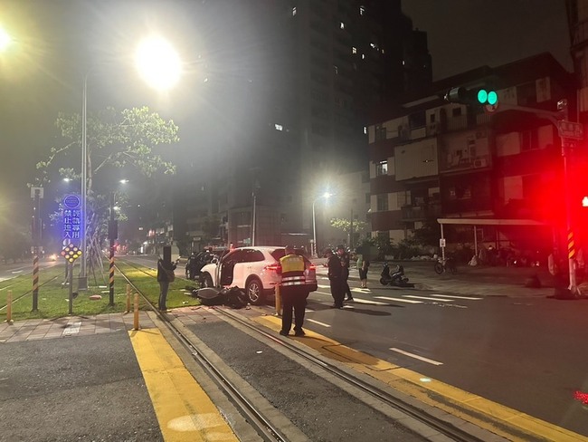 高雄男子酒駕闖紅燈碰撞機車  女騎士不治 | 華視新聞