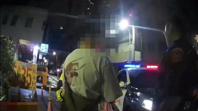 台中男醉行路中央持傘攻擊汽機車 違社維法送裁處 | 華視新聞