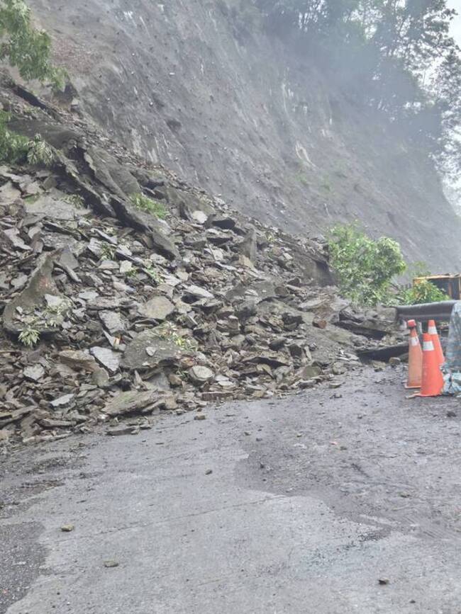 力行產業道路落石坍方阻斷雙向交通 天氣穩定後搶修 | 華視新聞
