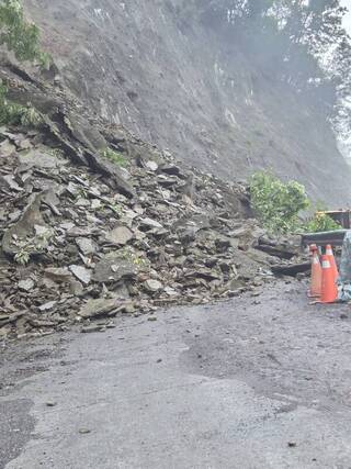 力行產業道路落石坍方阻斷雙向交通 天氣穩定後搶修