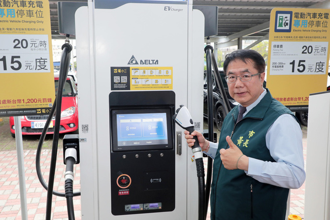 台南推電動車「區區有快充站」 首批13處送電啟用 | 華視新聞
