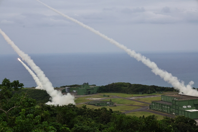海馬士多管火箭首次在台射擊 發射33枚驗證接裝成果 | 華視新聞