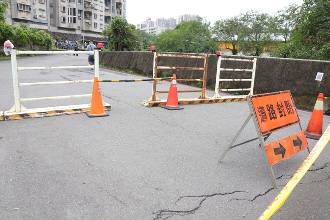 新北汐止伯爵街路面塌陷 初判加壓水管破裂所致 | 華視新聞