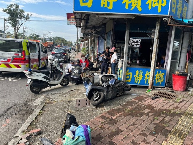 高雄自小客擦撞直行機車釀1傷 駕駛乘客棄車落跑 | 華視新聞