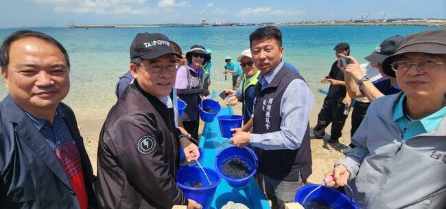 響應國際生物多樣性日 台電與澎縣府放流魚苗蝦螺 | 華視新聞