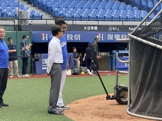 蔡明忠親赴新莊棒球場 勉悍將球員教練找回初心