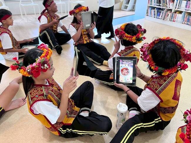 當閩南語、排灣族歌謠相遇 河堤國小北葉國小好感動 | 華視新聞