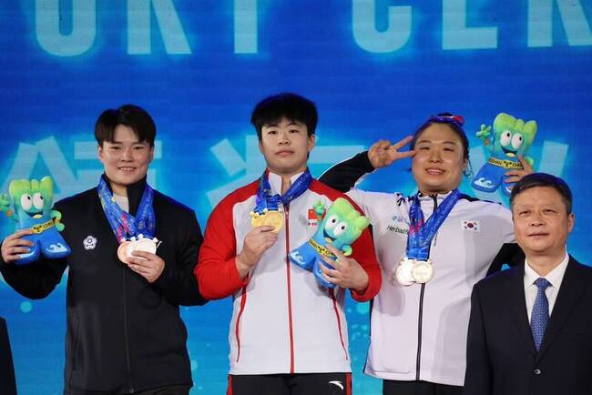 陳玟卉舉重亞錦賽摘2銀1銅 抓舉破全國紀錄 | 華視新聞