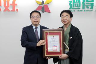 日本京都市議員寺田一博 獲頒台南榮譽市民證書