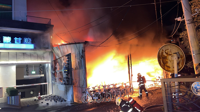 彰化公共自行車檢修區大火  波及旅店急撤15房客 | 華視新聞