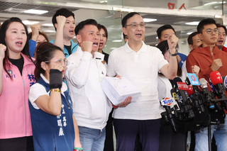 藍營衝刺罷雙吳 動員宣傳車掃街收連署書