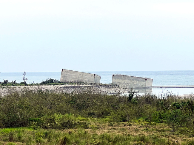 台東卑南溪出海口2沉箱漸傾斜 議員憂遭浪捲入海 | 華視新聞