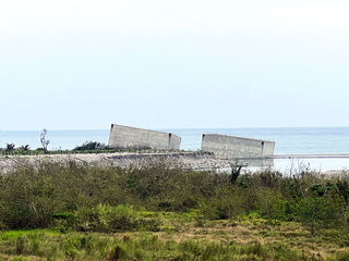 台東卑南溪出海口2沉箱漸傾斜 議員憂遭浪捲入海