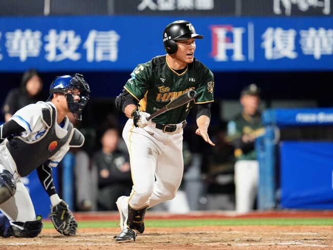 王柏融敲超前安助雄鷹勝悍將 成洪一中生日禮物 | 華視新聞