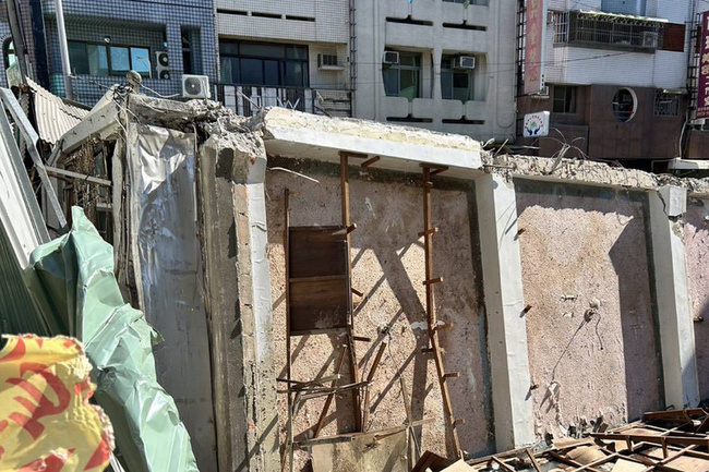 台南新營工地旁透天厝倒塌無人傷亡 原因待釐清 | 華視新聞