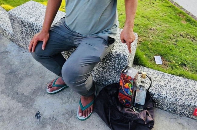 台南慣竊清晨超商偷酒 遇警官督勤被逮 | 華視新聞