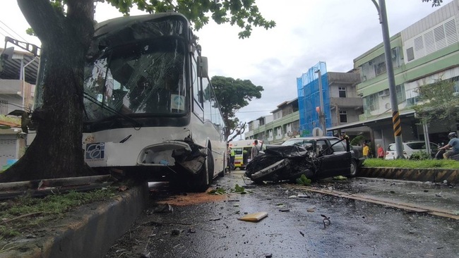 台東綠色隧道公車撞轎車 1命危、3輕傷 | 華視新聞