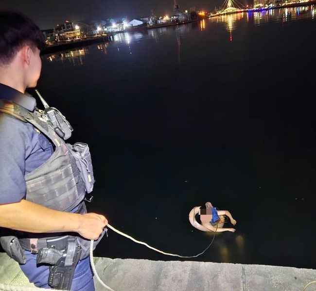 愛犬碼頭邊落水高雄男急跳抱狗險溺水 警消拉上岸 | 華視新聞