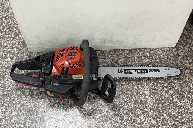 超商購物顧客糾紛 台南男揮電鋸警民壓制起出毒品 | 華視新聞