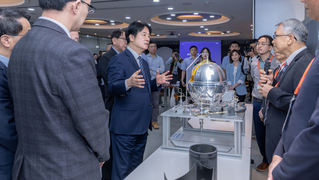 視察福衛八號 總統：積極部署新世代多軌道通訊衛星