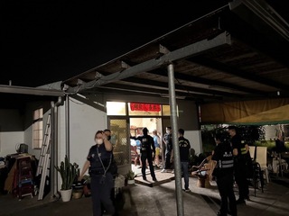 職業賭場隱身老舊平房  台南警攻堅逮32人送辦
