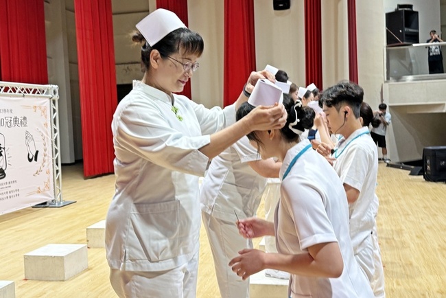弘光科大舉辦加冠典禮 家長為子女加冠象徵護理傳承 | 華視新聞