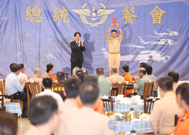總統南下端節勗勉  期許海軍反潛航空指揮部成堅實勁旅 | 華視新聞