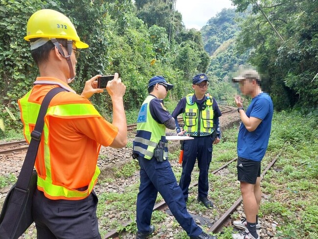 林鐵嚴格取締遊客違規行走軌道  半年已11人受罰 | 華視新聞