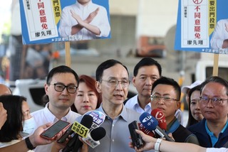 與廖先翔汐止街講 朱立倫籲民眾投不同意罷免票