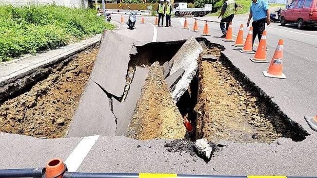后里圳寮路現天坑  中市府查路基掏空原因 | 華視新聞