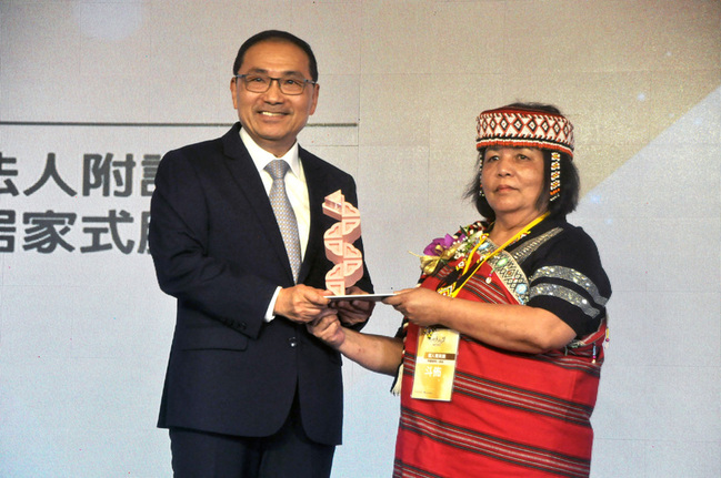 新北表揚優良照服員 斗佈為80名長者找回尊嚴 | 華視新聞