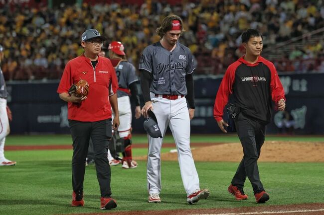 鑀龍左手小指骨裂 至少休2個月葉總坦言難抉擇 | 華視新聞