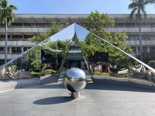 中一中鄉野傳說  校長提醒考生勿跨「入德之球」