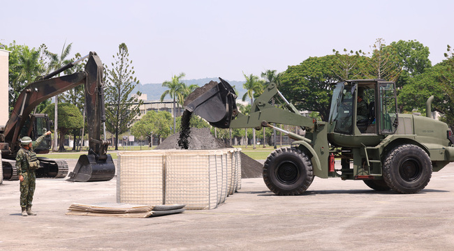 取代耗時費力砂袋 陸軍「機動阻絕器材」亮相 | 華視新聞