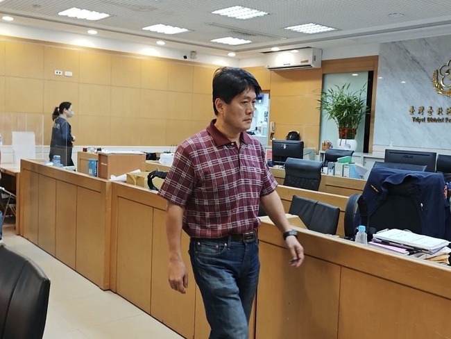 涉偽造罷免提議  國民黨第四區黨部執行長30萬交保 | 華視新聞