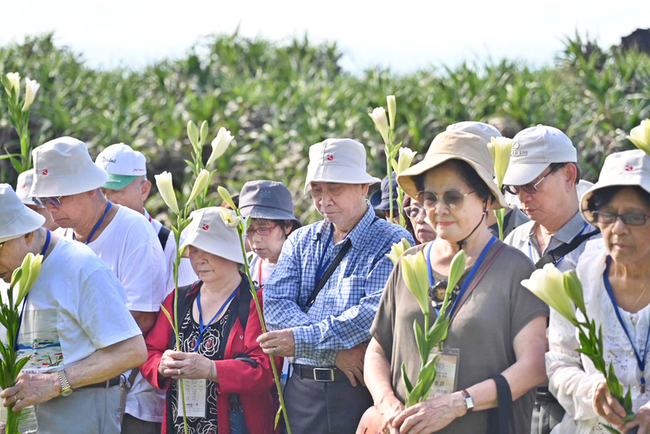 政治受難者暨家屬赴綠島十三中隊  獻花思難友 | 華視新聞
