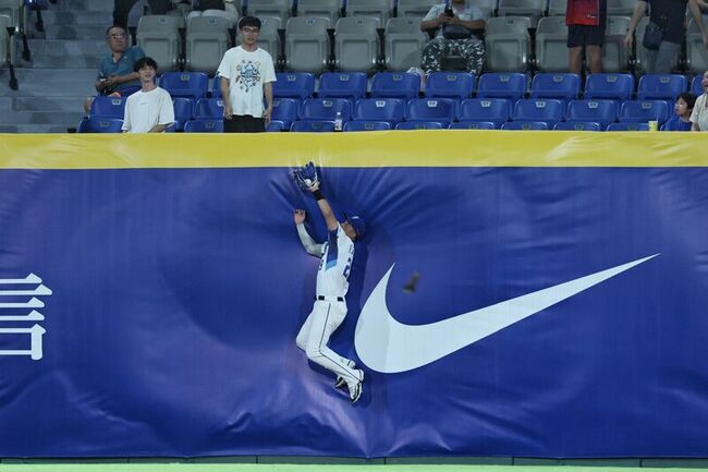 申皓瑋演出「爬牆」超美技接殺 現場重播很害羞 | 華視新聞