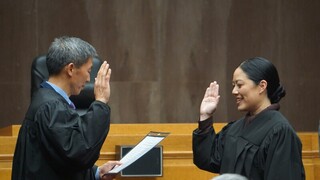 台美小姐當上洛杉磯法官 黃海倫就職講台語