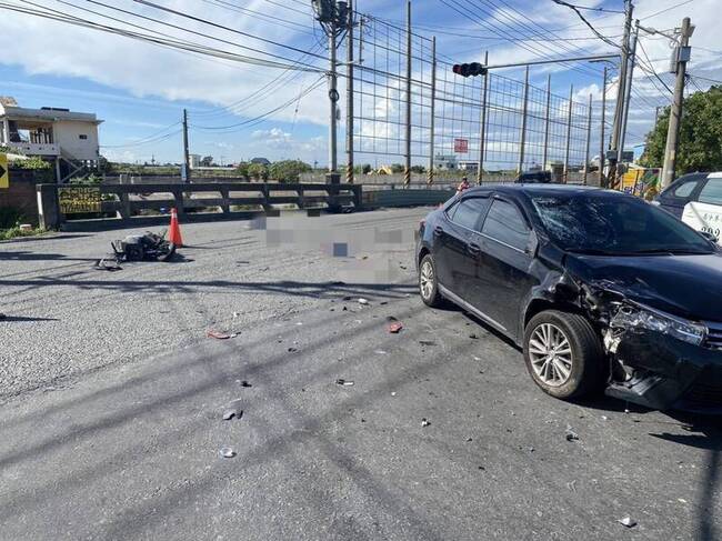 屏東機車與汽車互撞  無照少年送醫不治 | 華視新聞
