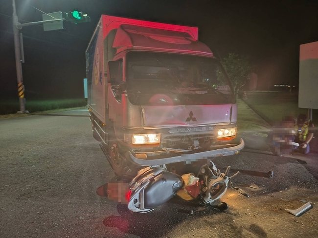 宜蘭夫妻騎機車遭小貨車左轉撞上 夫死妻傷 | 華視新聞