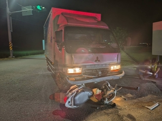 宜蘭夫妻騎機車遭小貨車左轉撞上 夫死妻傷